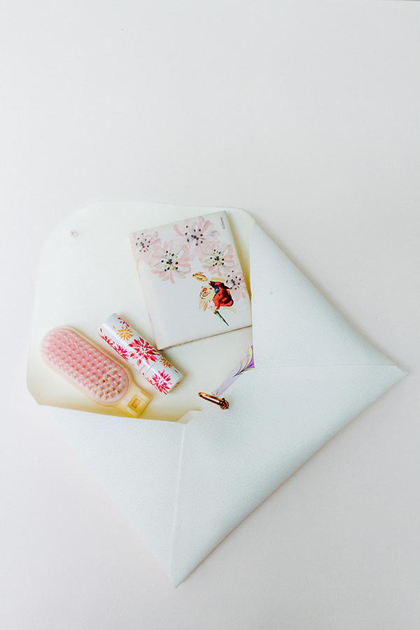 Limpac 48 Pièces Enveloppe Colorée Jolie Enveloppe Cadeau Petite Enveloppe  en Forme de Coeur 12 Couleurs Enveloppe de La Carte Cadeau pour Les  Invitations Les Mariages : : Fournitures de bureau